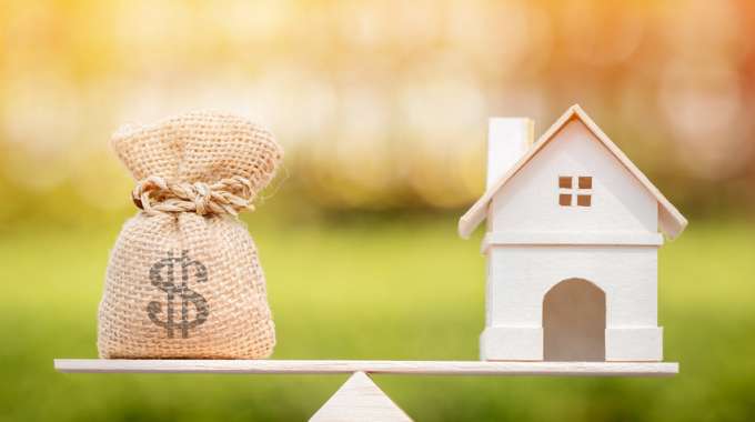 Scale weighing the options between Renting and Buying