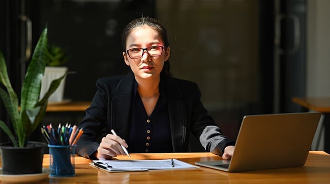 Person filing their taxes online for free
